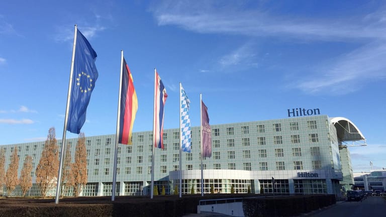 Das Hilton Hotel am Flughafen in München (Archivbild): Hier sollen die Erstimpfungen stattgefunden haben.