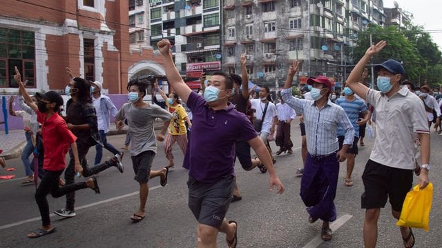 Anti-Putsch-Demonstranten zeigen das Drei-Finger-Zeichen des Widerstandes während eines Flashmobs in Yangon. Anti-Putsch-Demonstranten zeigen das Drei-Finger-Zeichen des Widerstandes während eines Flashmobs in Yangon.