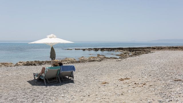 Touristen genießen den Ritsa-Strand in Kardamyli, einer Stadt am Meer fünfunddreißig Kilometer südöstlich von Kalamata, Peloponnes.