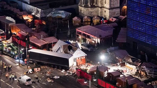 Eine Schneise der Verwüstung ist am auf dem Weihnachtsmarkt am Breitscheidplatz in Berlin zu sehen, nachdem der Attentäter Anis Amri mit einem Lastwagen über den Platz gerast war.
