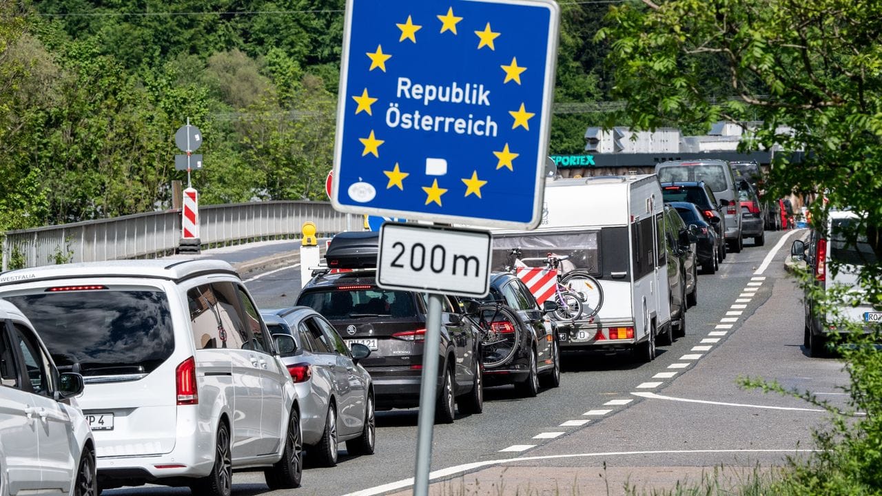 Der Verkehr staut sich auf einer Brücke über den Inn kurz vor der Einreise nach Österreich. Der Verkehr staut sich auf einer Brücke über den Inn kurz vor der Einreise nach Österreich.