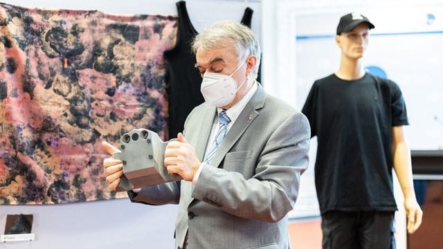 NRW-Innenminister Herbert Reul testet die neue Infrarotkamera KTvisio der Polizei. NRW-Innenminister Herbert Reul testet die neue Infrarotkamera KTvisio der Polizei.