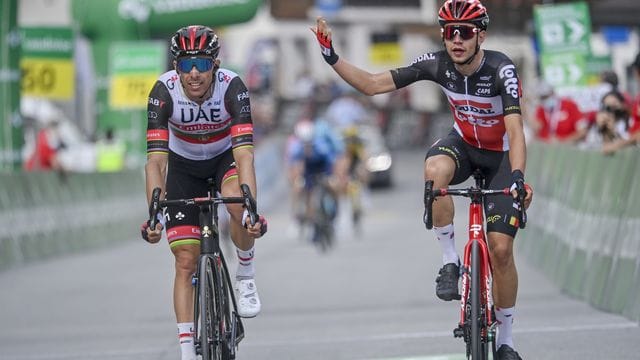 Andreas Kron (r) wurde nach dem Etappenende zum Sieger vor Rui Costa erklärt.