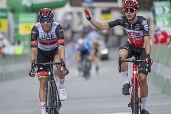 Andreas Kron (r) wurde nach dem Etappenende zum Sieger vor Rui Costa erklärt.