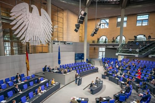 Für Bundestagsabgeordnete gibt es bei Nebeneinkünften in Zukunft deutlich strengere Meldepflichten.