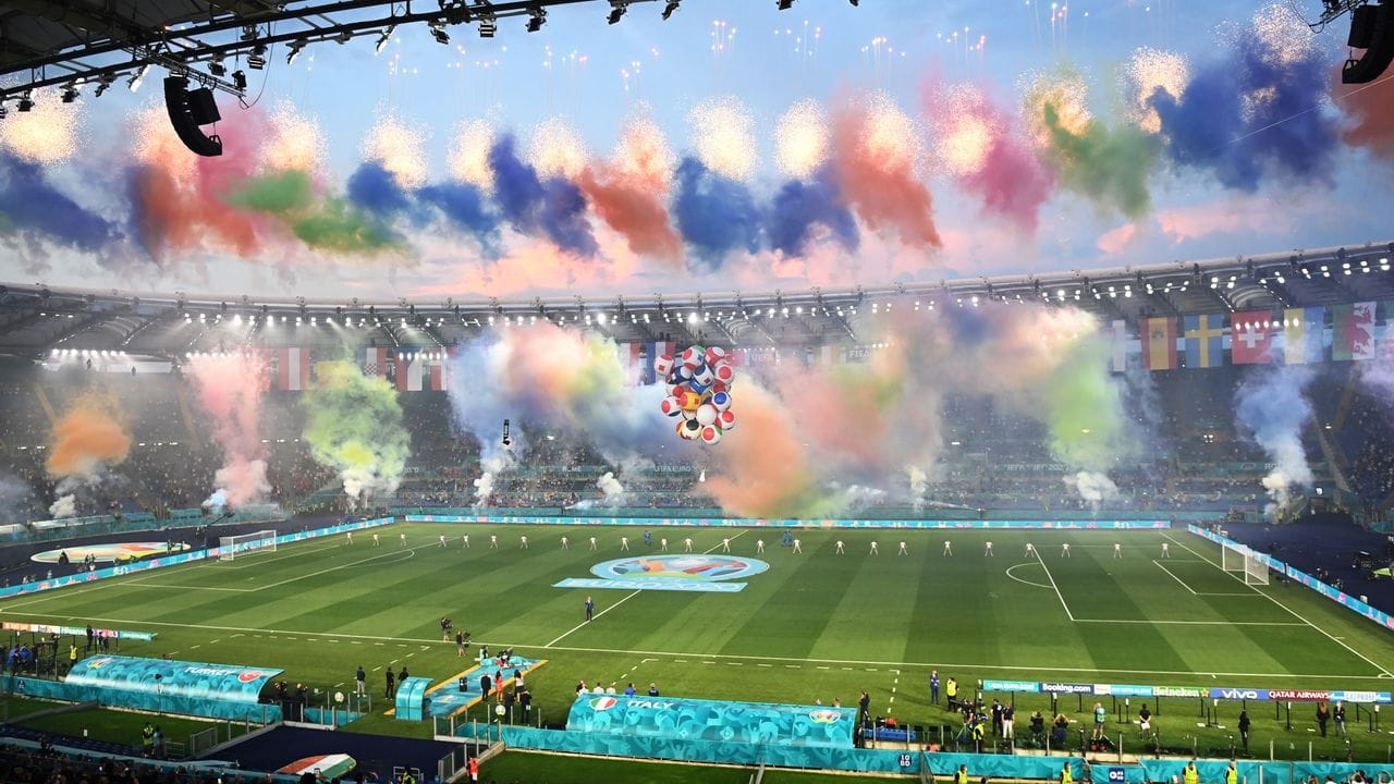 Farbenfroh: Mit einer Eröffnungszeremonie wurde die Fußball-EM in Rom eröffnet.