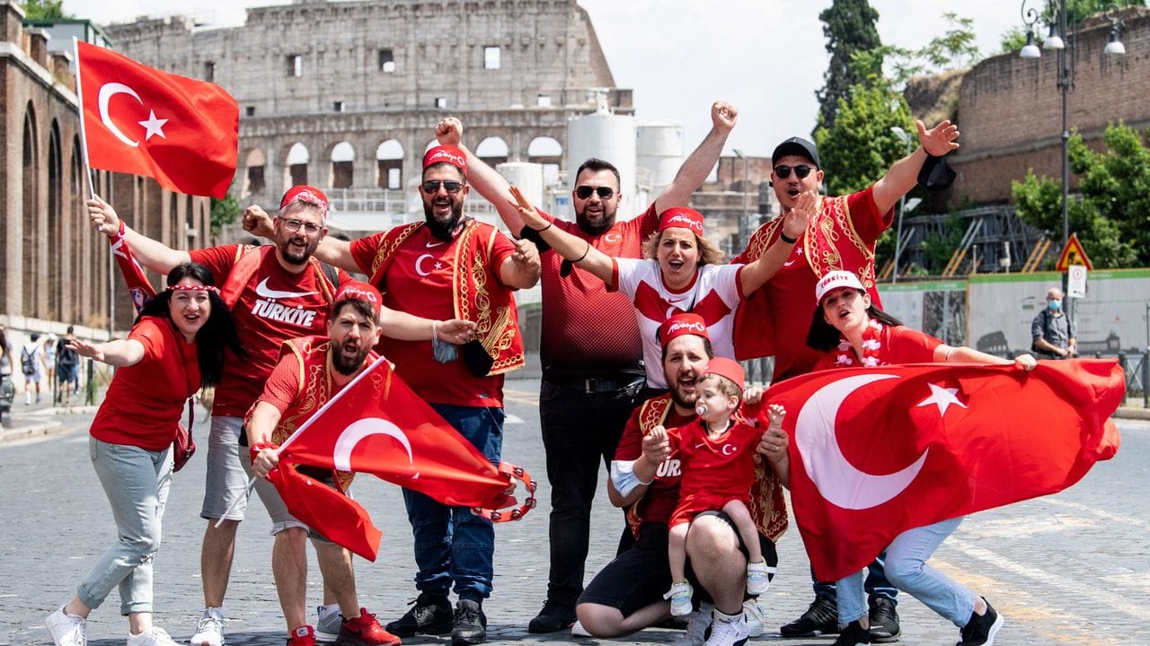 Türkische Fans stimmen sich vor dem Colosseum in Rom auf das Spiel ein.