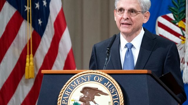 US-Justizminister Merrick Garland will umstrittene Wahlrechtsreformen in republikanisch geführten Bundesstaaten überprüfen. US-Justizminister Merrick Garland will umstrittene Wahlrechtsreformen in republikanisch geführten Bundesstaaten überprüfen.