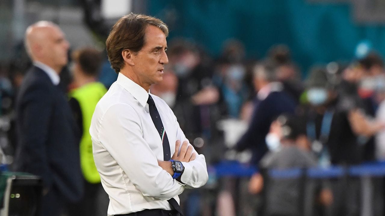 Italiens Nationalcoach Roberto Mancini beobachtet vor dem Spiel seines Teams gegen die Türkei die Eröffnungsfeier.