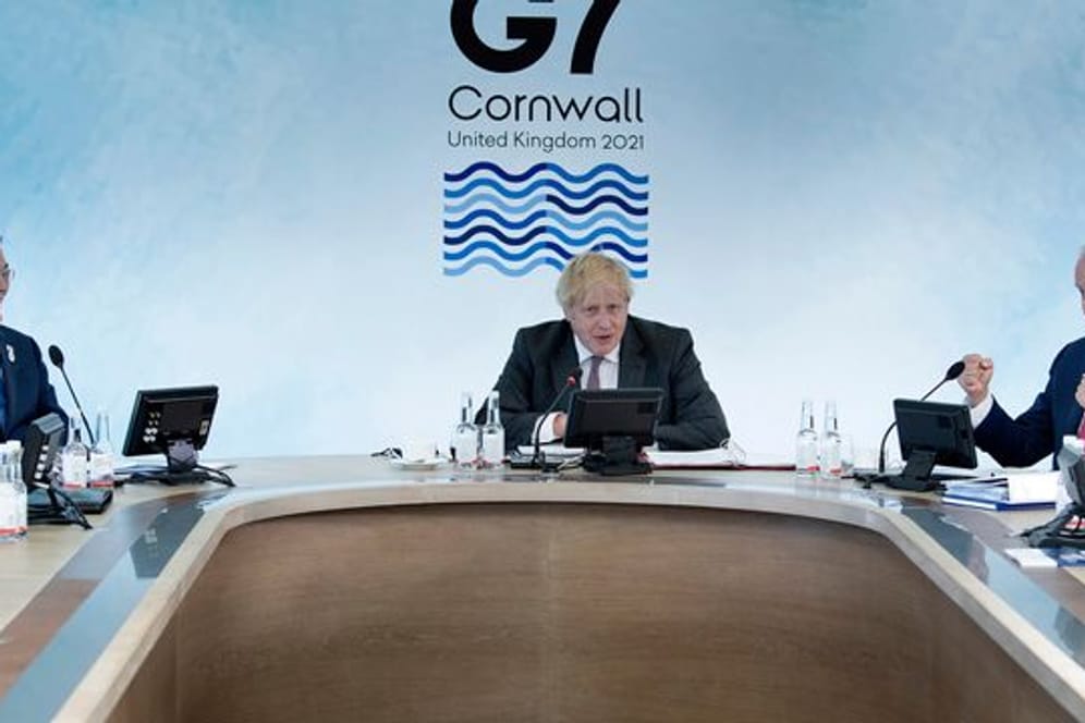 Boris Johnson leitet eine Arbeitssitzung während des G7-Gipfels.
