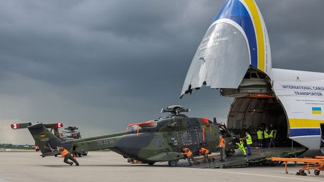 Ein Transporthubschrauber NH90 der Bundeswehr wird aus einem Großraumtransportflugzeug AN-124 auf dem Flughafen Leipzig/Halle entladen. Ein Transporthubschrauber NH90 der Bundeswehr wird aus einem Großraumtransportflugzeug AN-124 auf dem Flughafen Leipzig/Halle entladen.