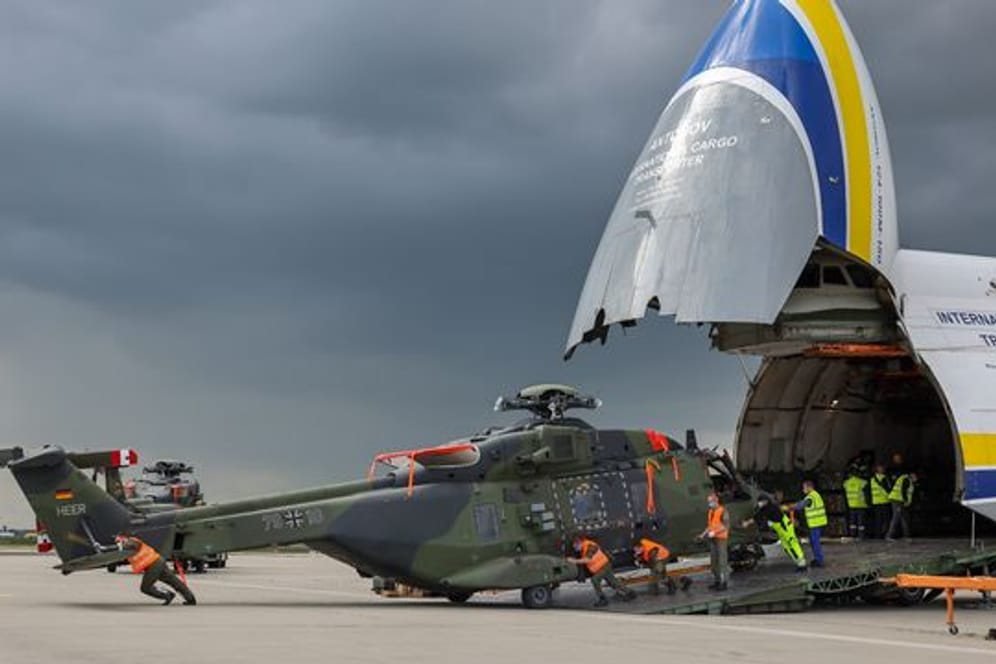Ein Transporthubschrauber NH90 der Bundeswehr wird aus einem Großraumtransportflugzeug AN-124 auf dem Flughafen Leipzig/Halle entladen.