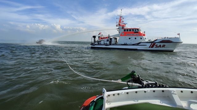 Der Seenotrettungskreuzer Hermann Rudolf Meyer beim Löscheinsatz für ein brennendes Motorboot in der Wesermündung. Der Seenotrettungskreuzer Hermann Rudolf Meyer beim Löscheinsatz für ein brennendes Motorboot in der Wesermündung.