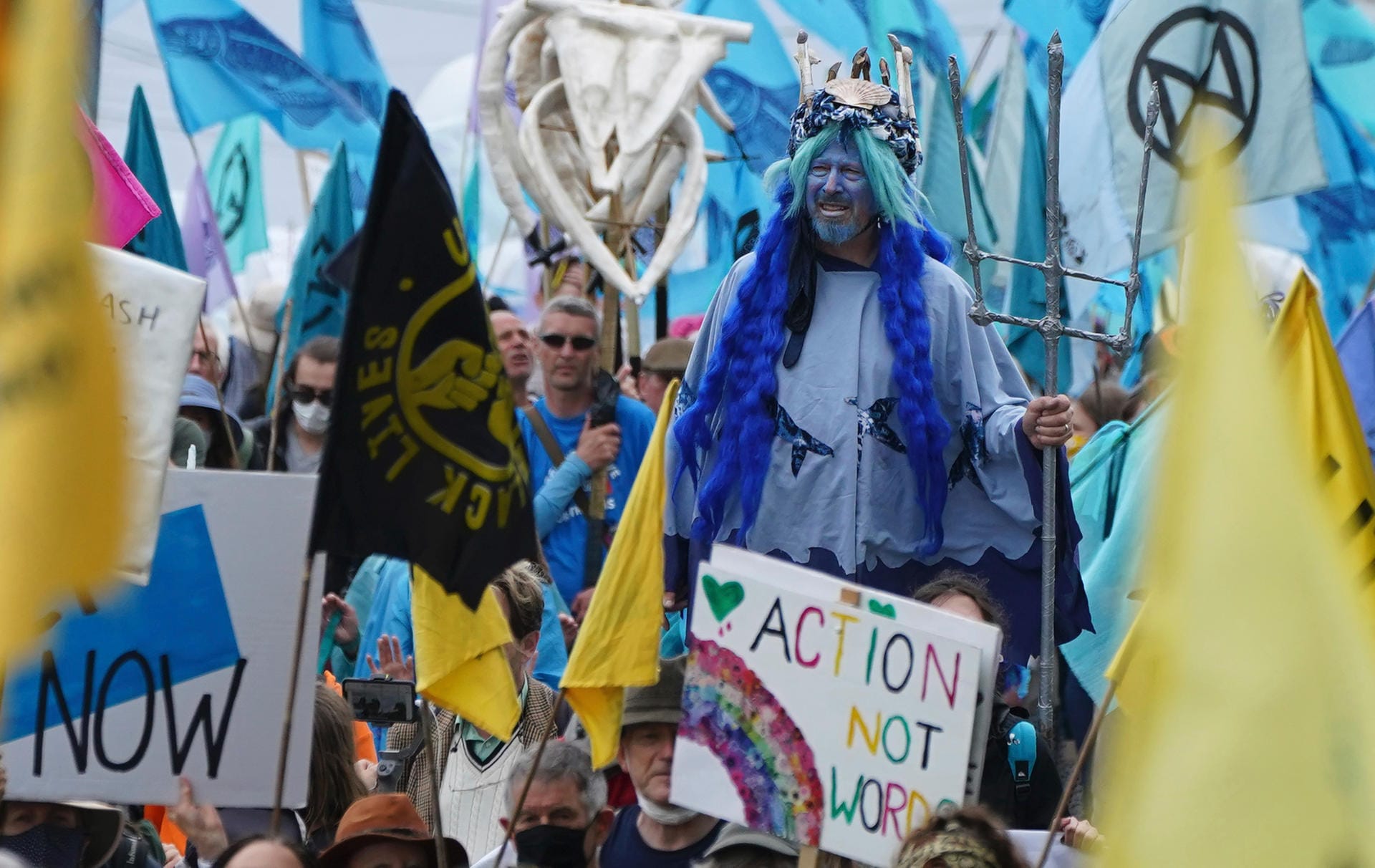Seit Freitag demonstrieren rund um den Veranstaltungsort des G7-Gipfels in Cornwall Hunderte für mehr Klimaschutz. Die Proteste sind deutlich kleiner als bei frühen Gipfeltreffen der sieben einst größten Industrienationen der Welt – Carbis Bay ist fünf Zugstunden von London entfernt, noch immer ist Pandemie. Aber die Botschaft der Teilnehmerinnen und Teilnehmer ist klar: "Action Not Words".