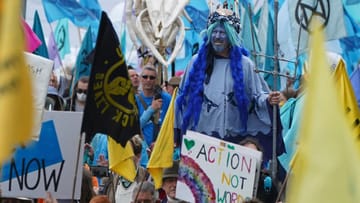 Seit Freitag demonstrieren rund um den Veranstaltungsort des G7-Gipfels in Cornwall Hunderte für mehr Klimaschutz. Die Proteste sind deutlich kleiner als bei frühen Gipfeltreffen der sieben einst größten Industrienationen der Welt – Carbis Bay ist fünf Zugstunden von London entfernt, noch immer ist Pandemie. Aber die Botschaft der Teilnehmerinnen und Teilnehmer ist klar: "Action Not Words".