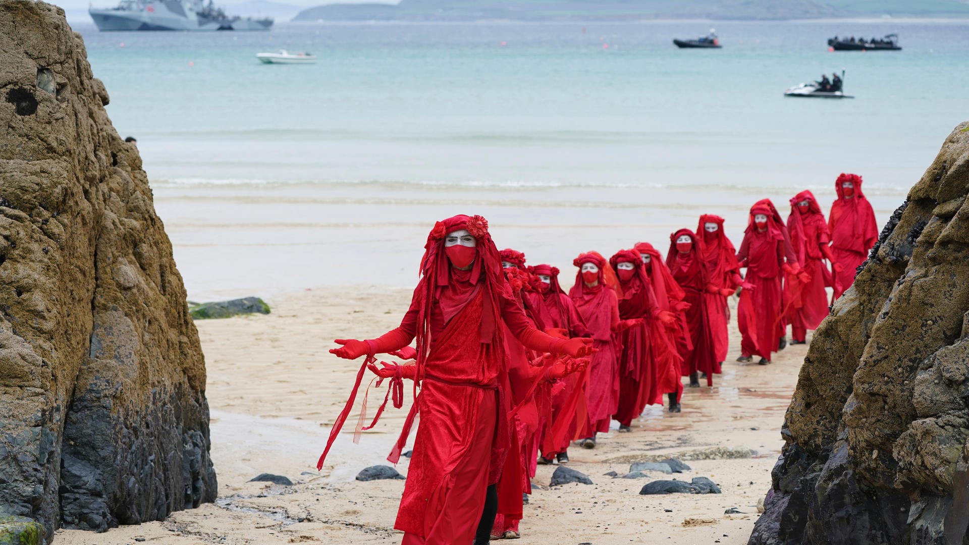 Die Umweltbewegung Extinction Rebellion macht ihren Protest zur Kunstform: eingehüllt in farbige Tücher wollen sie den Aufstand der Natur symbolisieren – zum Beispiel als rote Blutstropfen.