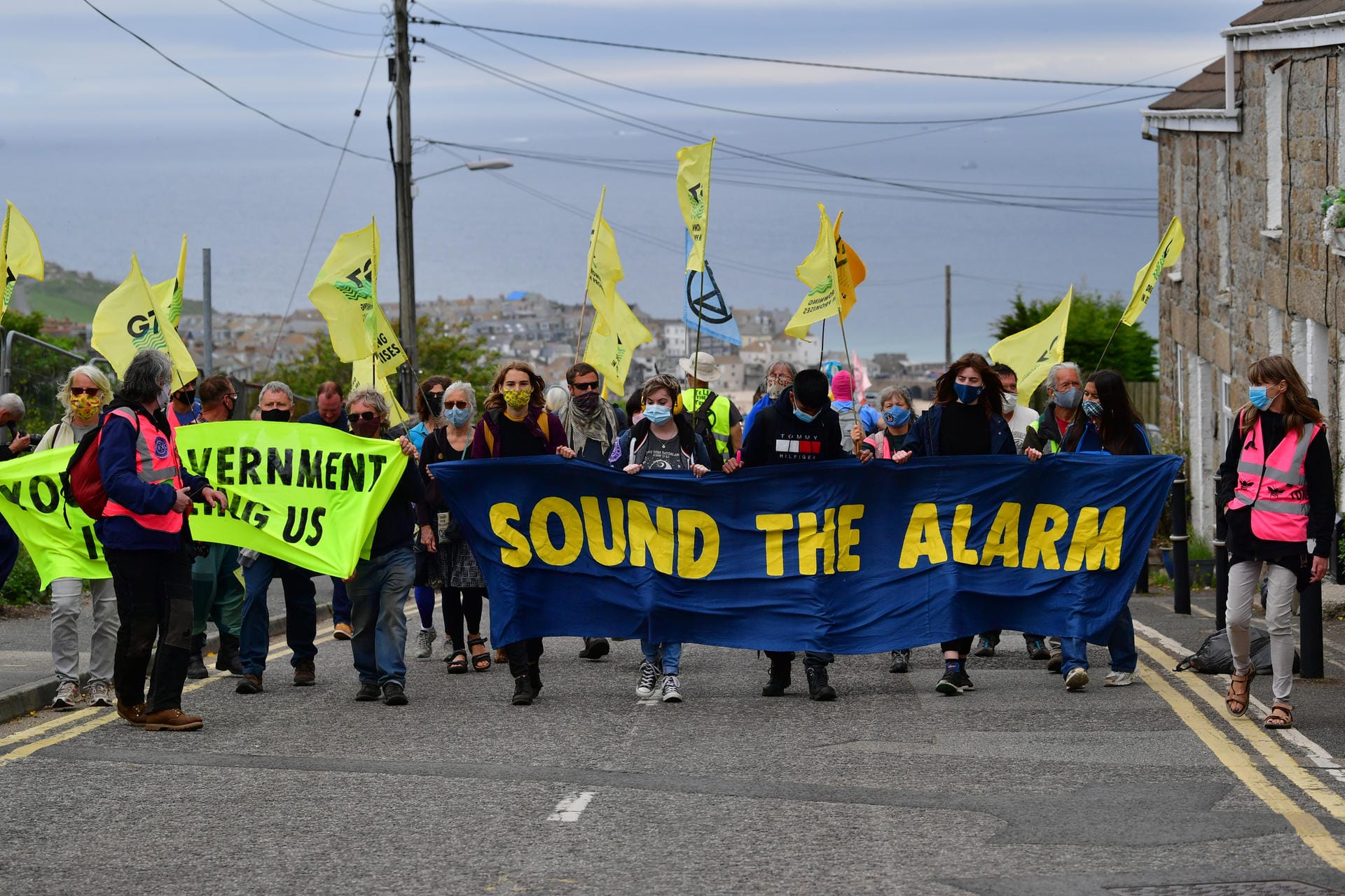 Das Motto der Auftaktdemonstrationen am Freitag lautete "Sound the Alarm", zu Deutsch "Schlagt Alarm". Da der Veranstaltungsort des G7-Gipfels in Carbis Bay großräumig abgesperrt ist, weichen die Demonstranten auf die Nachbarorte aus, wie hier in St Ives. Auch in Falmouth, Truro und den größeren Städten Plymouth und Exeter finden Proteste statt.