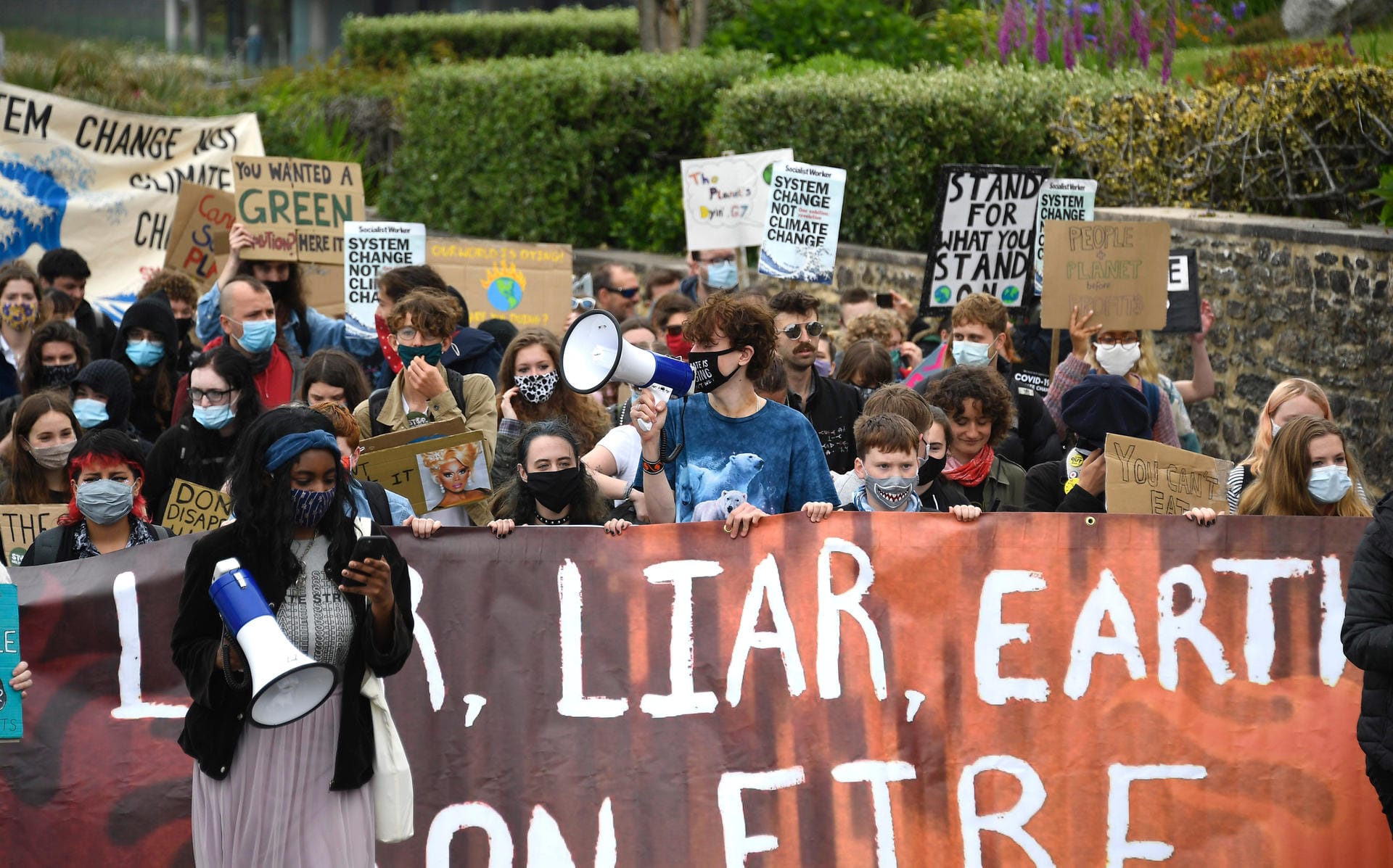 "Lügner, Lügner, die Erde brennt" steht auf dem Banner einer Gruppe junger Demo-Teilnehmer.