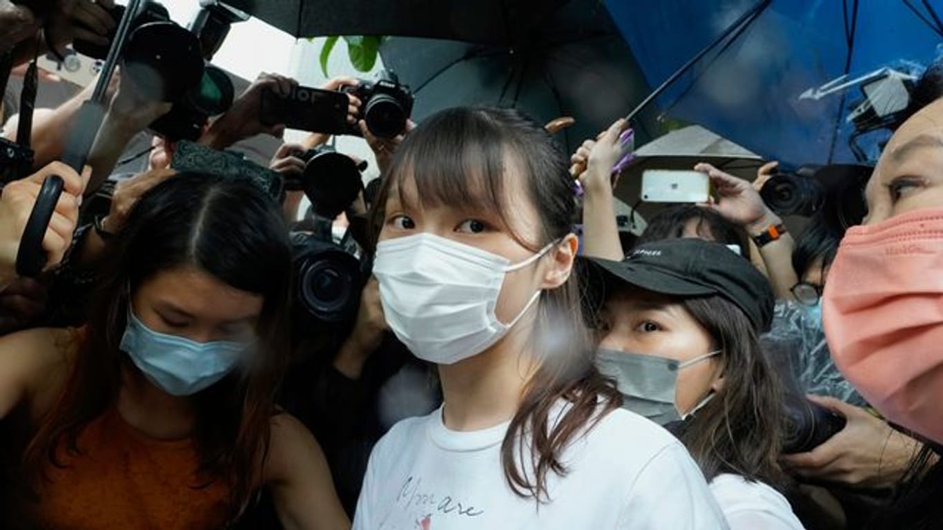 Chow wurde als studentische Anführerin in den inzwischen aufgelösten politischen Gruppen Scholarism und Demosisto bekannt, zusammen mit anderen freimütigen Aktivisten wie Joshua Wong und Ivan Lam.