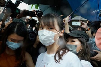 Chow wurde als studentische Anführerin in den inzwischen aufgelösten politischen Gruppen Scholarism und Demosisto bekannt, zusammen mit anderen freimütigen Aktivisten wie Joshua Wong und Ivan Lam.
