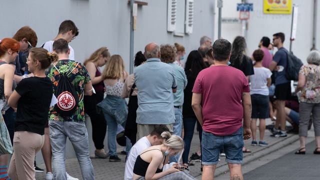 Insgesamt mehr als 1500 Menschen warten bei sommerlichen Temperaturen im Freien auf Einlass in eine Arztpraxis im hessischen Babenhausen. Insgesamt mehr als 1500 Menschen warten bei sommerlichen Temperaturen im Freien auf Einlass in eine Arztpraxis im hessischen Babenhausen.