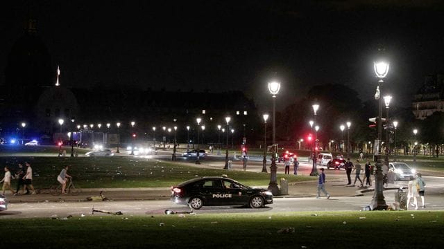 Ein Polizeifahrzeug patrouilliert in der Nähe von Les Invalides am frühen Morgen, nachdem sich Menschen am Freitagabend zu einer nicht genehmigten Party versammelt hatten. Ein Polizeifahrzeug patrouilliert in der Nähe von Les Invalides am frühen Morgen, nachdem sich Menschen am Freitagabend zu einer nicht genehmigten Party versammelt hatten.