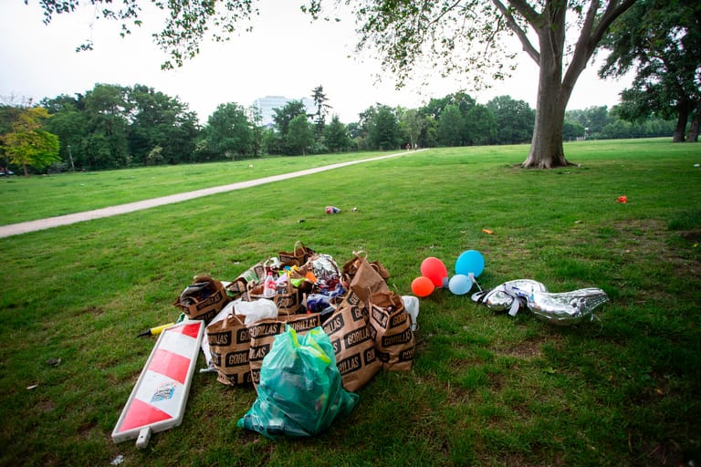 Kölner Grüngürtel: Tüten voller Müll wurden von Besuchern der Grünanlage einfach zurückgelassen.