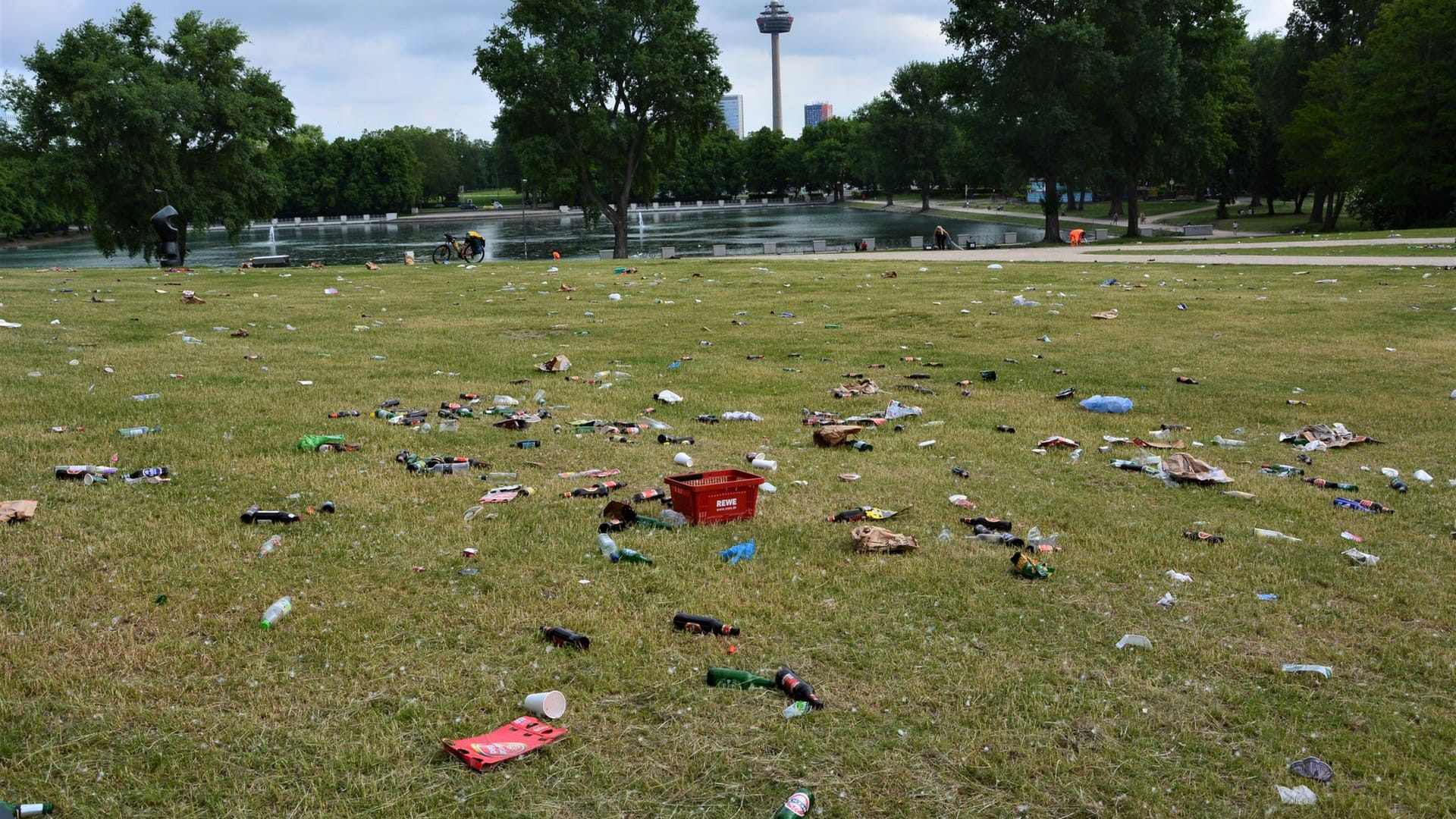 Wiese am Aachener Weiher: In der Grünanlage fand eine illegale Party statt.