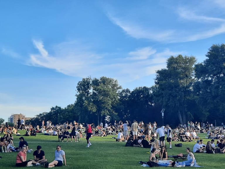 Menschen am Aachener Weiher: Viele genossen hier am Freitagnachmittag ihren Feierabend.