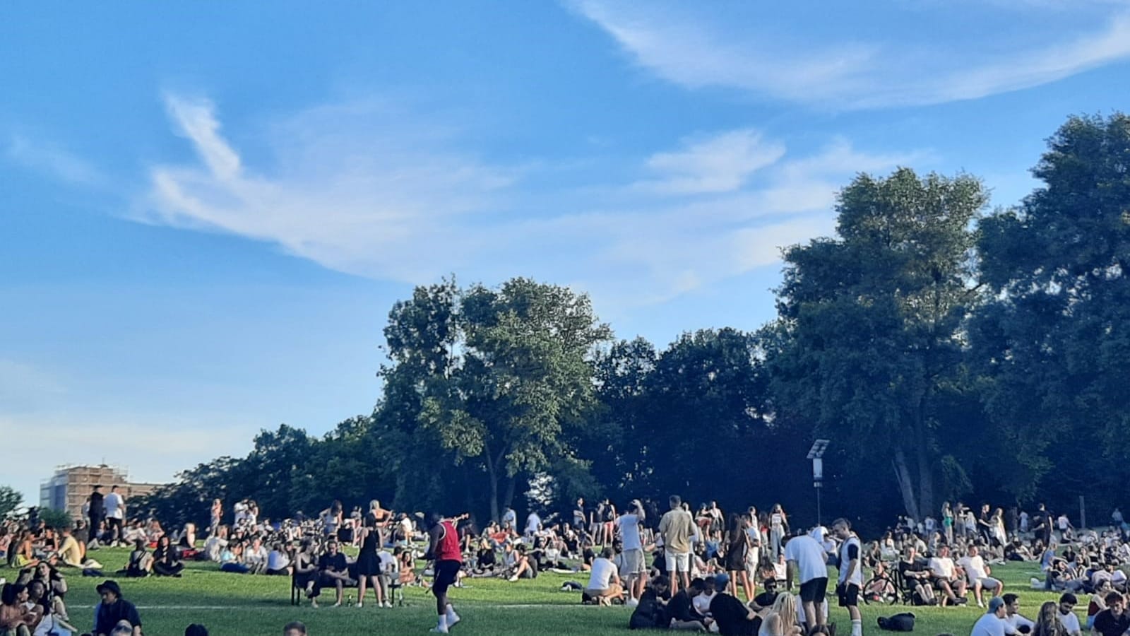 Menschen am Aachener Weiher: Viele genossen hier am Freitagnachmittag ihren Feierabend.