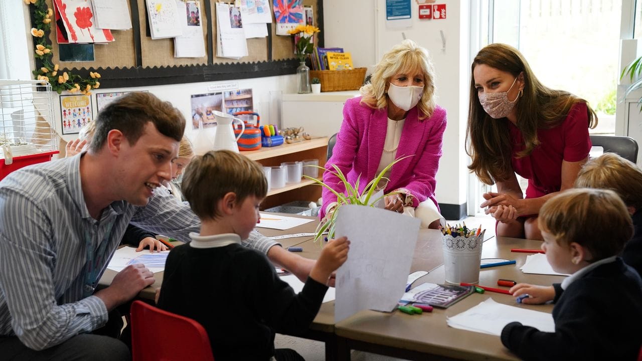 First Lady Jill Biden (m) und Kate mit Kindern einer Vorschulklasse bei einem Besuch der Connor Downs Academy.