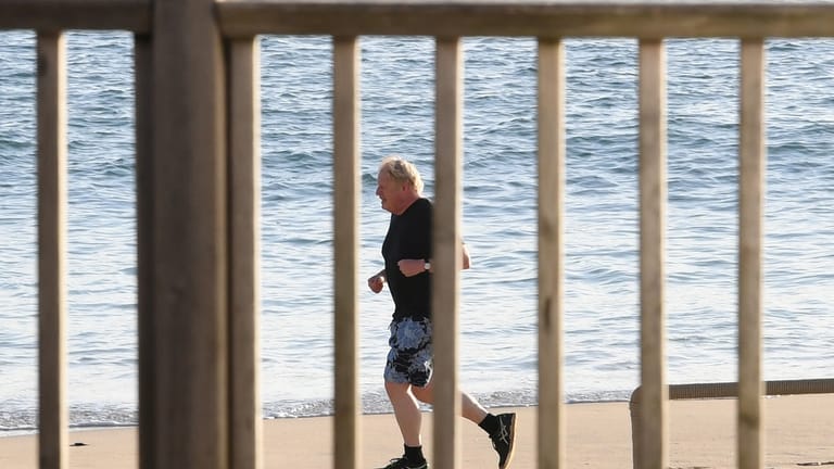 Auch Großbritanniens Premierminister Boris Johnson joggt am Strand entlang.