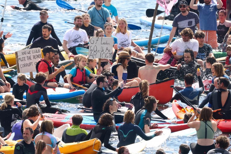 Während des Gipfels protestieren Demonstranten auf dem Wasser.