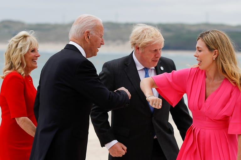 Am Tag zuvor am Freitag: Großbritanniens Premierminister Boris Johnson und Ehefrau Carrie Johnson begrüßen den US-Präsidenten Joe Biden und die First Lady Jill Biden.