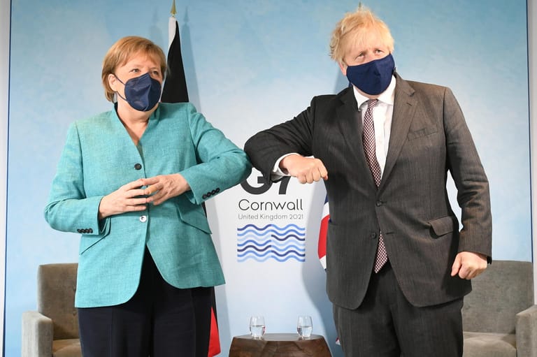Premierminister Boris Johnson und Angela Merkel begrüßen sich zu einem Gespräch über die Zusammenarbeit beider Länder.
