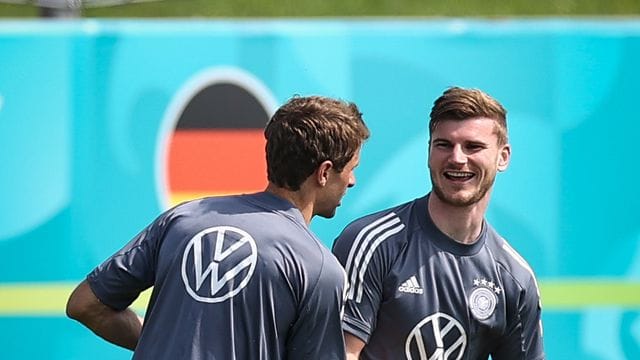 Nimmt die Joker-Rolle bei der EM an: Timo Werner (r) beim Aufwärmen mit Thomas Müller.