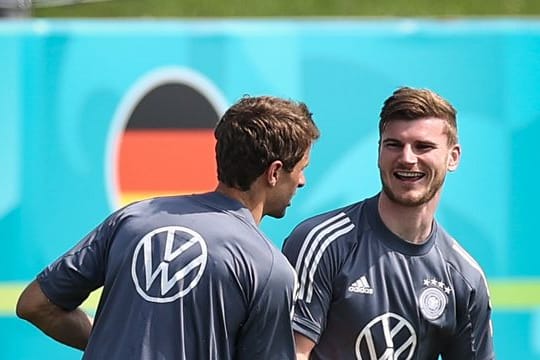 Nimmt die Joker-Rolle bei der EM an: Timo Werner (r) beim Aufwärmen mit Thomas Müller.