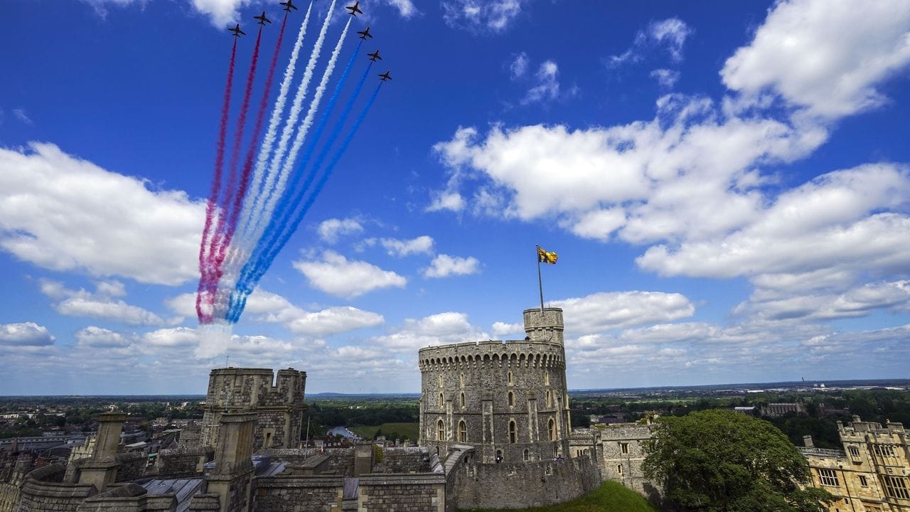 Die Red Arrows, das Kunstflugteam der Royal Air Force, fliegen über Schloss Windsor. Die Red Arrows, das Kunstflugteam der Royal Air Force, fliegen über Schloss Windsor.