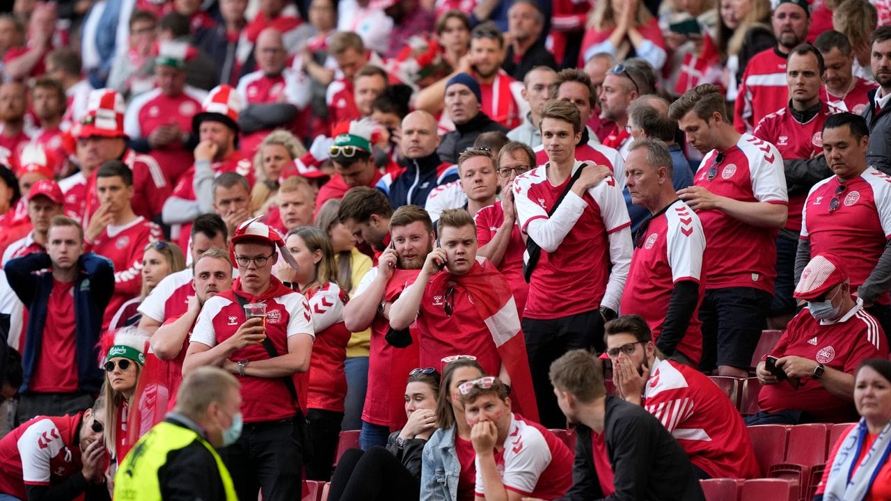 Die dänischen Fans waren wie alle im Stadion und an den Bildschirmen fassungslos.