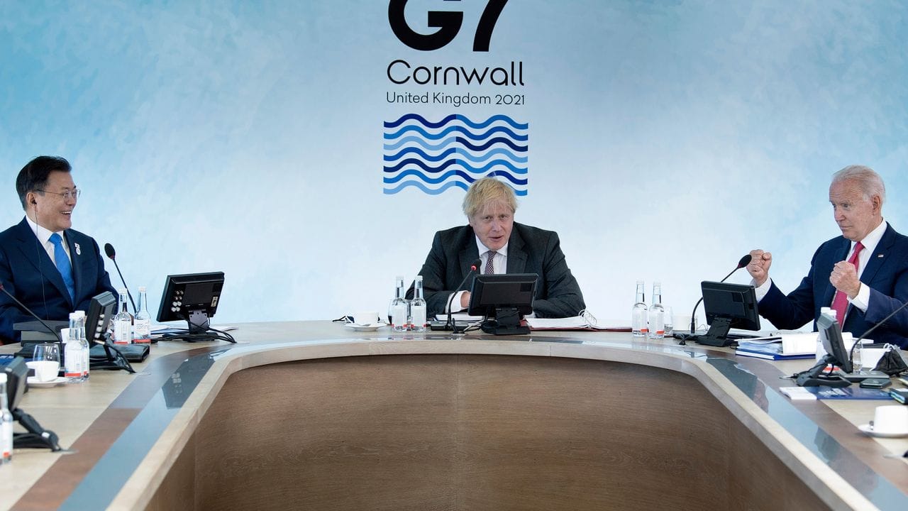 Boris Johnson leitet eine Arbeitssitzung während des G7-Gipfels.