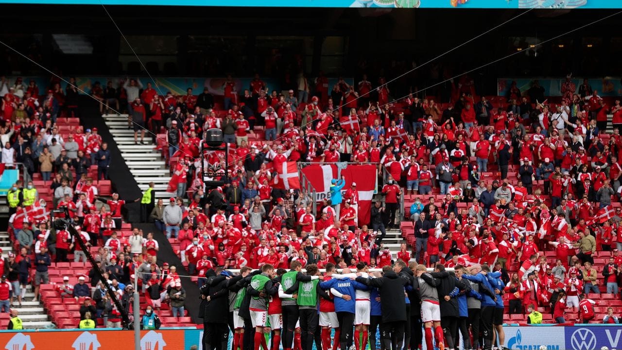Die dänische Mannschaft schwört sich vor dem Wiederanpfiff ein.