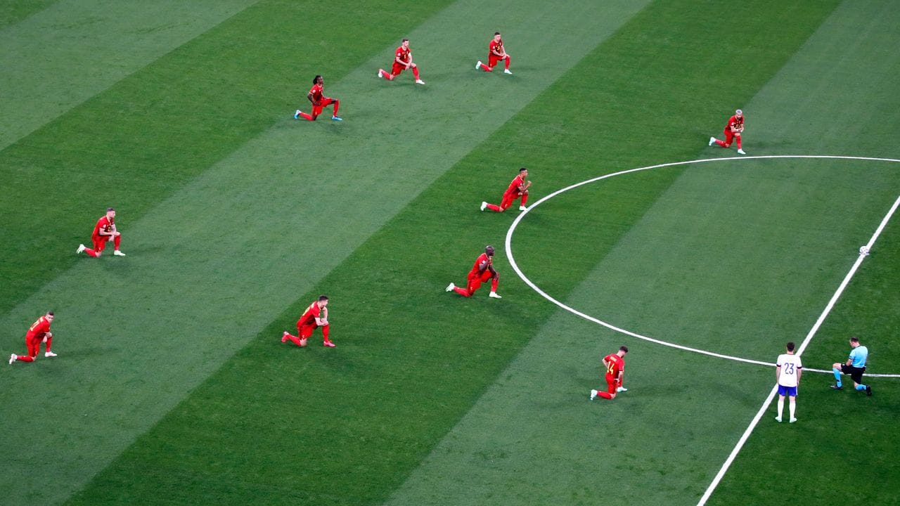 Die belgischen Spieler und der Schiedsrichter knieten vor dem Spiel gegen Russland.