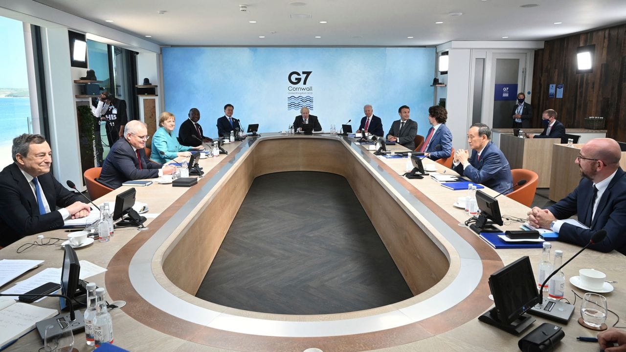 Staats- und Regierungschefs sowie weitere Vertreter der G7-Staaten nehmen an einer Arbeitssitzung während des G7-Gipfels teil.