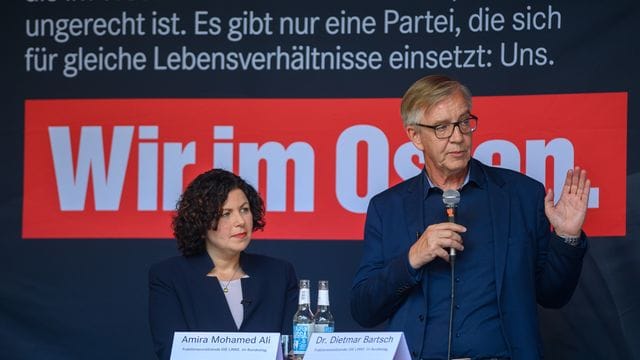 Amira Mohamed Ali (l) und Dietmar Bartsch, beide Fraktionsvorsitzende der Linken im Bundestag, bei einer Wahlkampfveranstaltung. Amira Mohamed Ali (l) und Dietmar Bartsch, beide Fraktionsvorsitzende der Linken im Bundestag, bei einer Wahlkampfveranstaltung.