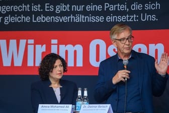 Amira Mohamed Ali (l) und Dietmar Bartsch, beide Fraktionsvorsitzende der Linken im Bundestag, bei einer Wahlkampfveranstaltung.