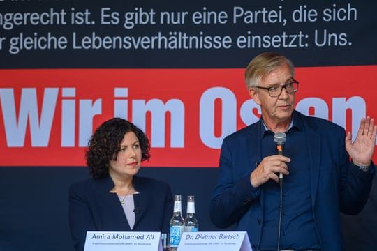 Amira Mohamed Ali (l) und Dietmar Bartsch, beide Fraktionsvorsitzende der Linken im Bundestag, bei einer Wahlkampfveranstaltung.