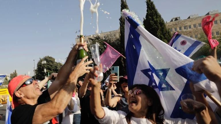 Israelische Demonstranten feiern in Jerusalem das Ende der Amtszeit von Premier Netanjahu.