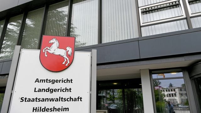 Eine Hinweistafel vor dem das Landgericht Hildesheim. Eine Hinweistafel vor dem das Landgericht Hildesheim.