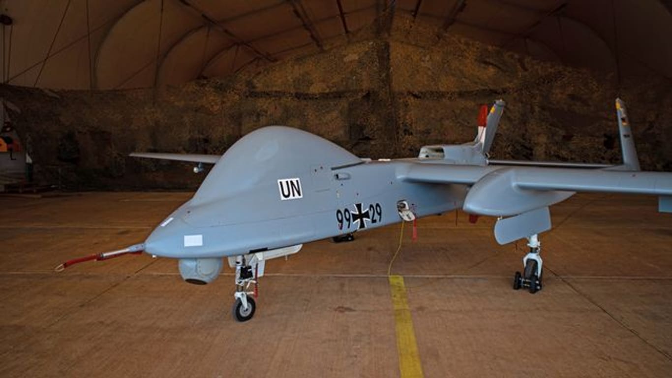 Eine Drohne der Bundeswehr des Typs "Heron" steht in einem Hangar im Lager Camp Castor der MINUSMA-Mission.