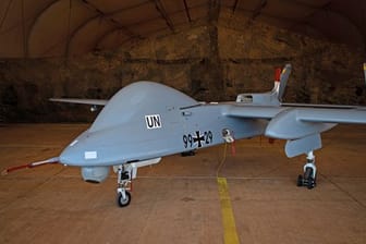 Eine Drohne der Bundeswehr des Typs "Heron" steht in einem Hangar im Lager Camp Castor der MINUSMA-Mission.